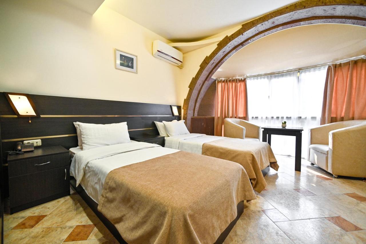 Skyline Hotel Yerevan Exterior photo