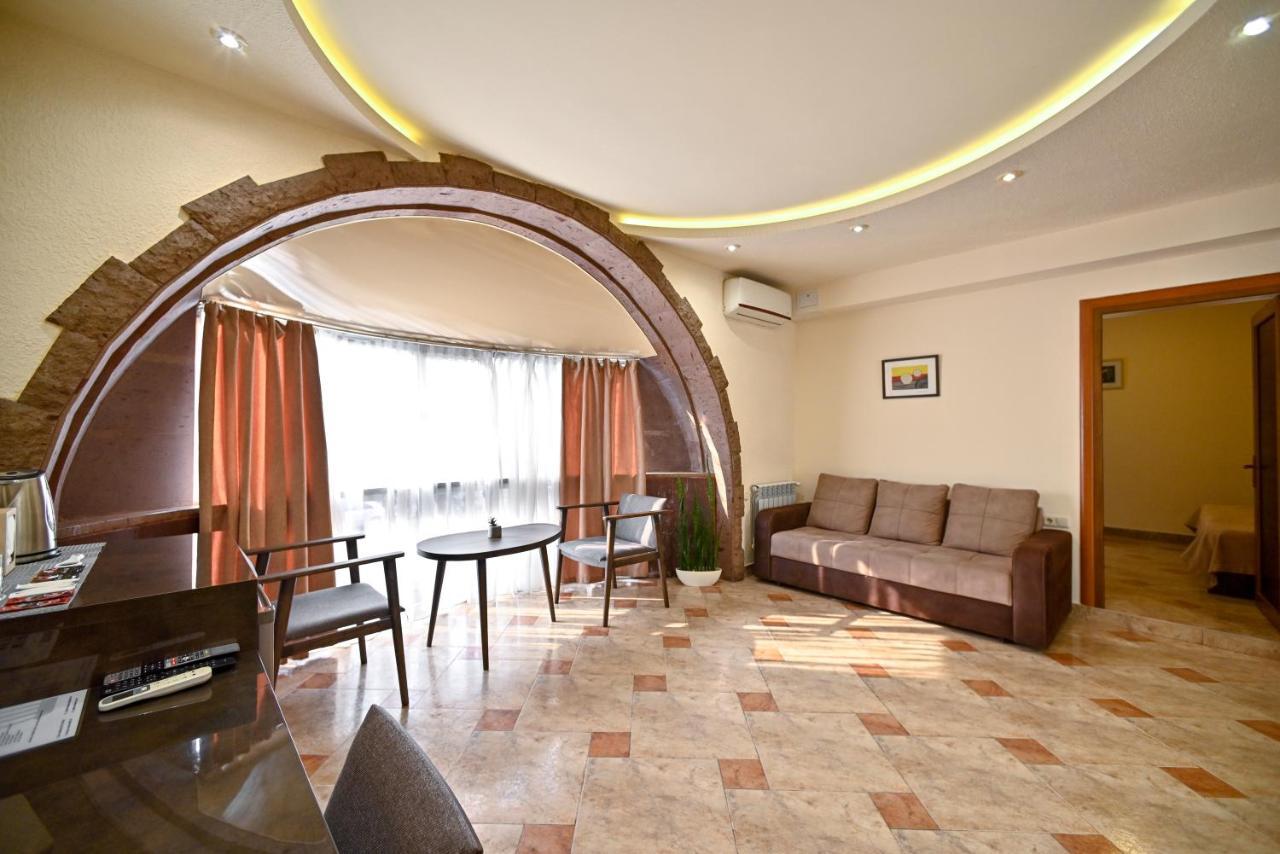 Skyline Hotel Yerevan Exterior photo