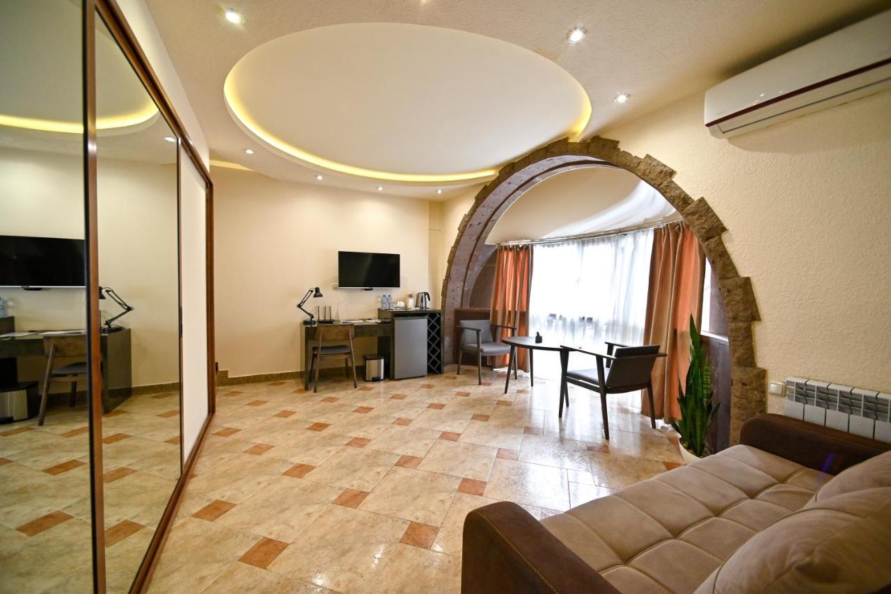 Skyline Hotel Yerevan Exterior photo