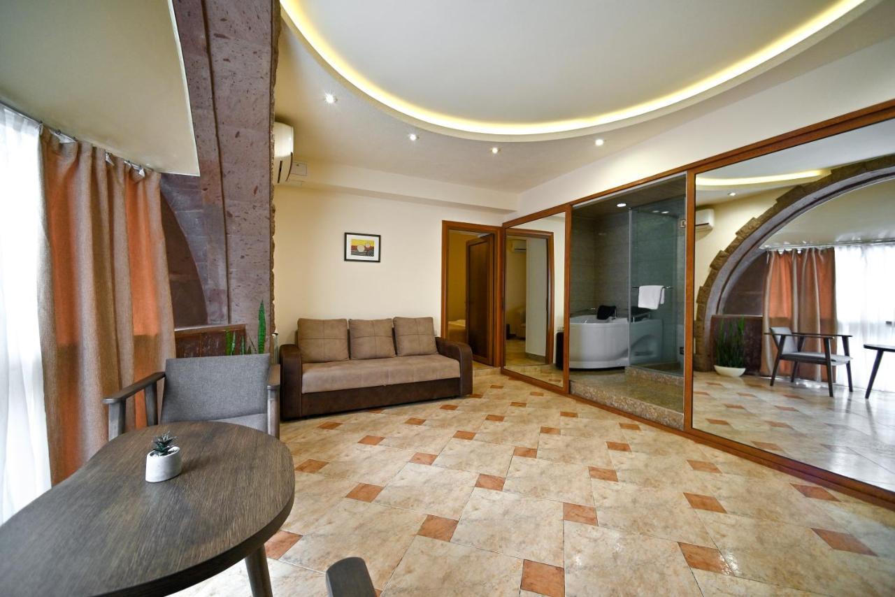 Skyline Hotel Yerevan Exterior photo